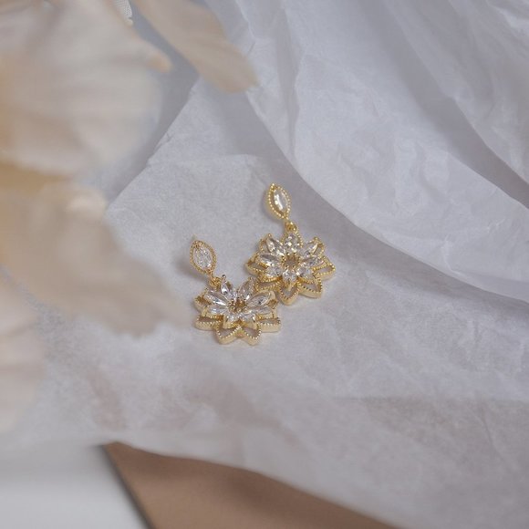 NEW 14K Gold Plated Diamond Snowflake Flower Earrings - Picture 3 of 4